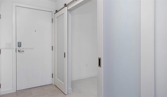 Building Photo - 2150 N Bayshore Dr
