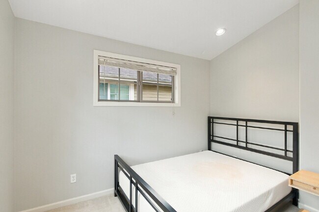 Building Photo - Gorgeous 3-Bed Capitol Hill Townhome with A/C, Garage & Partial Furnishings!- Available NOW FOR RENT