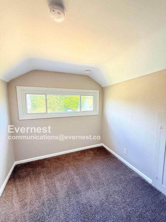 Building Photo - 3 Bed/1 Bath Home / Pet-Friendly / Available Now!