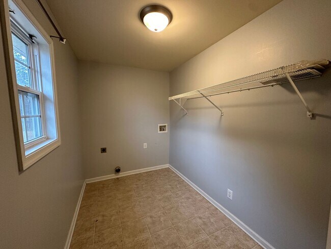 Building Photo - Spacious 4BR/3.5BA Two-Story Home in Queenswood Subdivision