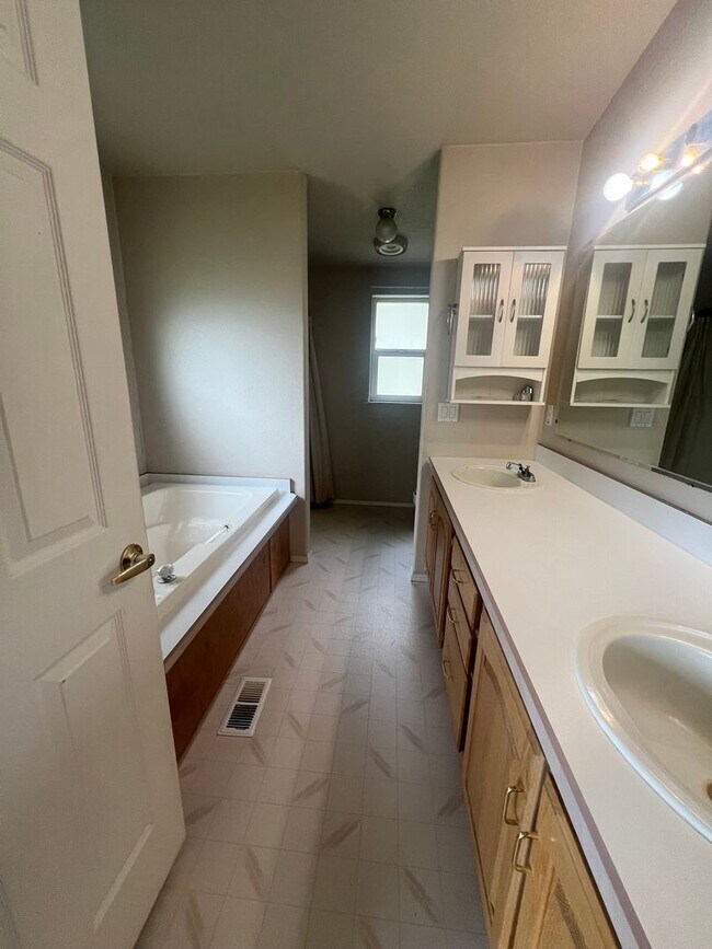 Building Photo - 3 Bedroom, 2 Bathroom Manufactured Home - ...
