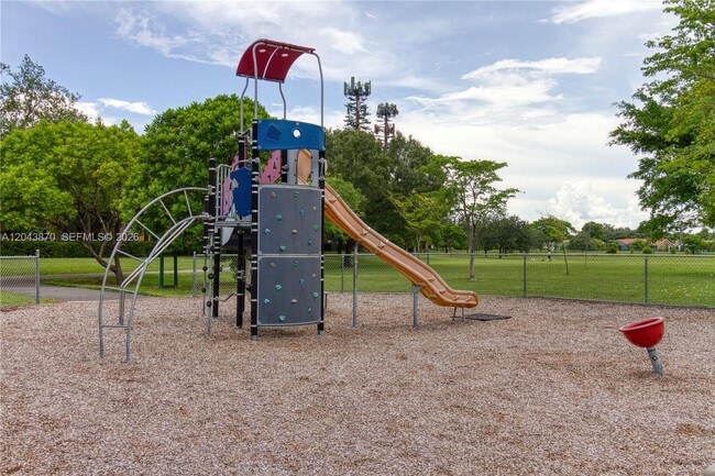 Building Photo - 11415 Lakeview Dr