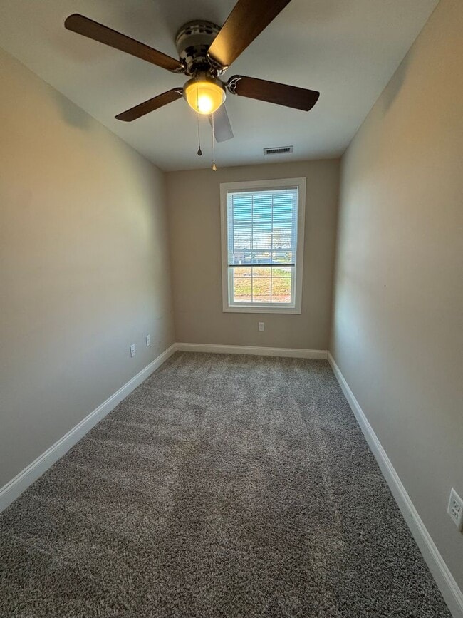 Building Photo - 1006 10th Ave NE