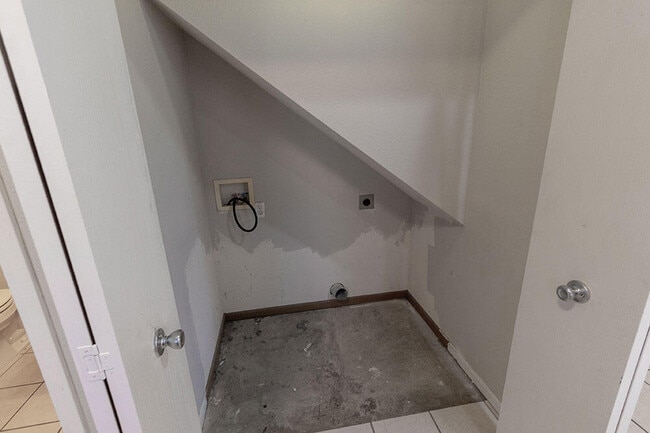 Building Photo - 5000 Derby Ridge Dr