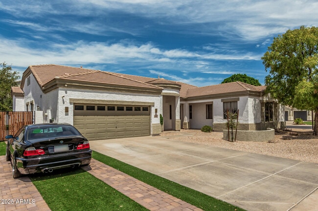 Building Photo - 3000 E Parkview Dr
