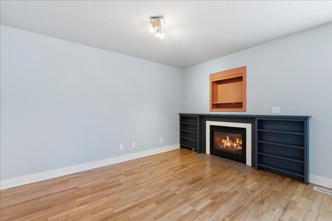 Building Photo - 3 Bedroom, 2 Bath, with 2 Car Garage Located on the Central Bench Rim