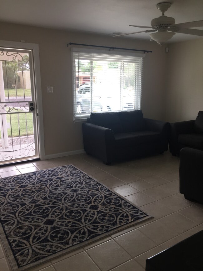 Building Photo - 709 Palomas Dr NE