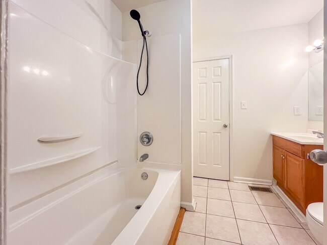 Building Photo - 32 Fox Hill Dr