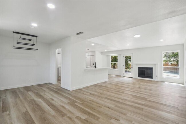 Building Photo - 9807 Kendal Dr