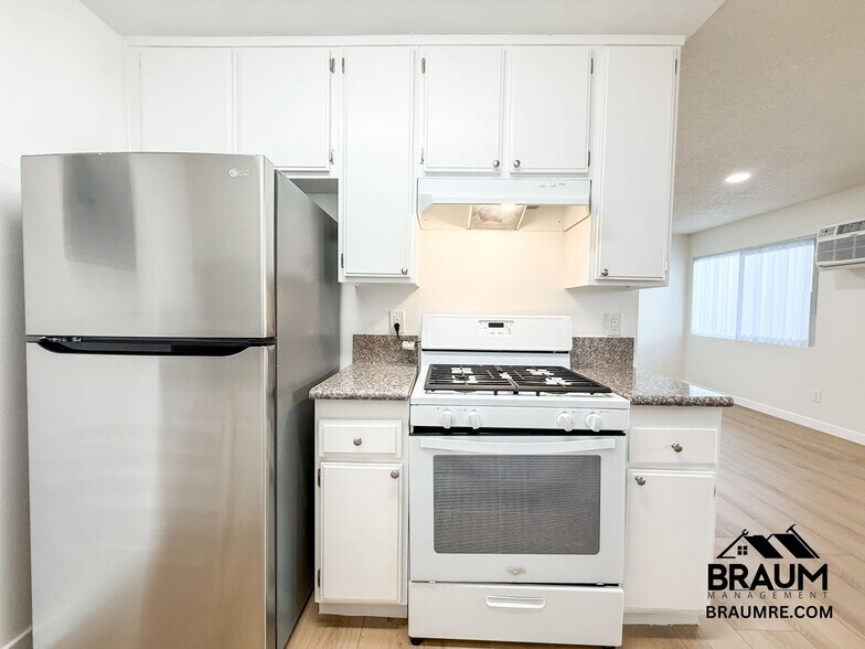 Building Photo - 6612 Sylmar Ave