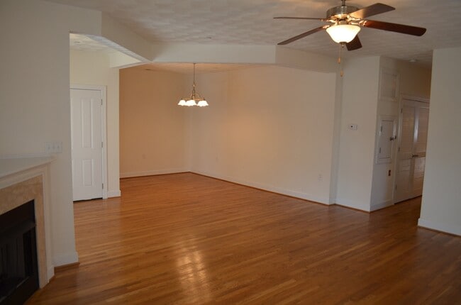 Building Photo - 915 Colley Ave