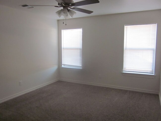 Building Photo - 1102