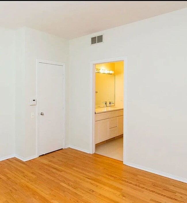 Building Photo - 441 W Blackhawk St