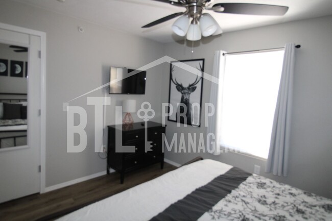 Building Photo - Beautiful Furnished 3 Bedroom Condo!