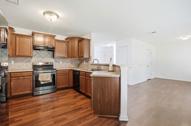 Building Photo - Spacious 4BR Home with New Carpet & Fenced Backyard
