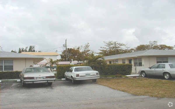 Building Photo - Twin Palms Resort Apartments