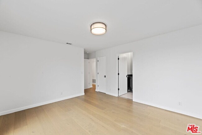 Building Photo - 105 Sequoia Dr