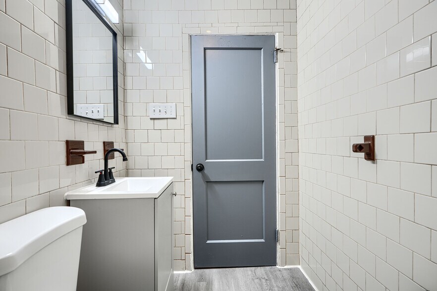 Building Photo - 2123 Graythorn Rd