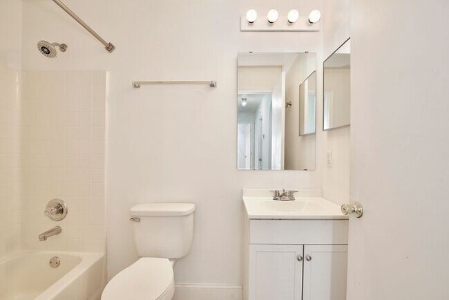 Building Photo - Beautiful 3/2 Home Recently Remodeled with...