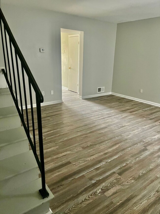 Building Photo - 3 Bedroom in Townhouse Fredericksburg/Spot...