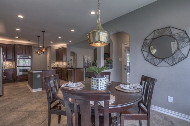Dining area - 323 Arbor Ridge Ln