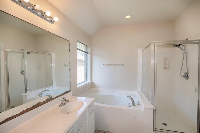 Building Photo - 5008 Blanco Dr