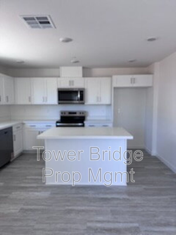 Building Photo - 2033 Stargate Dr