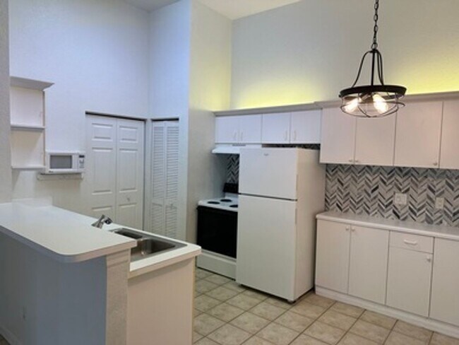 Building Photo - Unfurnished well-maintained 1-bedroom, 1-bath home in Bonita Springs