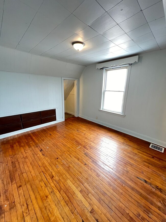 Building Photo - AVAILABLE JUNE - 4 Bed 1 Bath House in the...