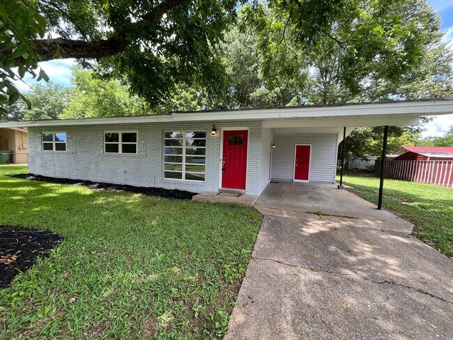 Building Photo - New On the Market! 5 Mins From Base