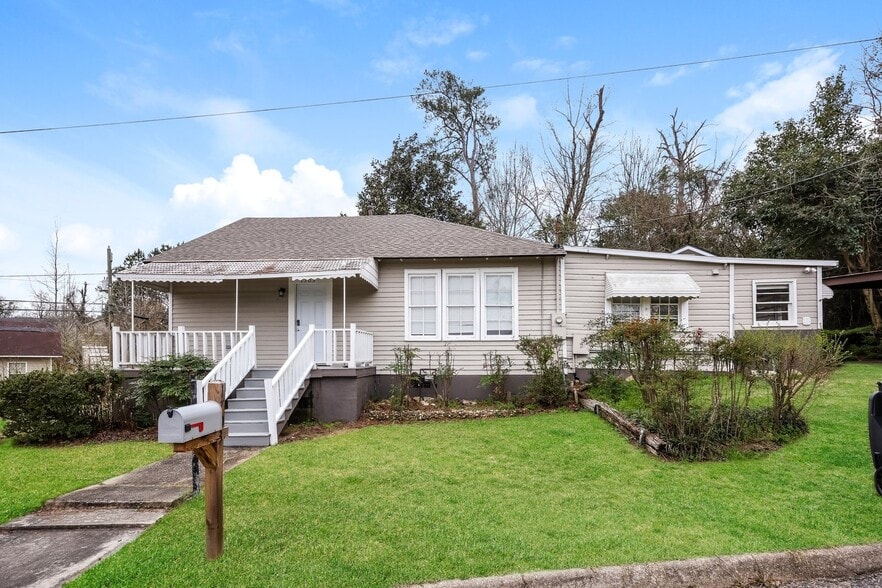 Building Photo - 1703 Pine St