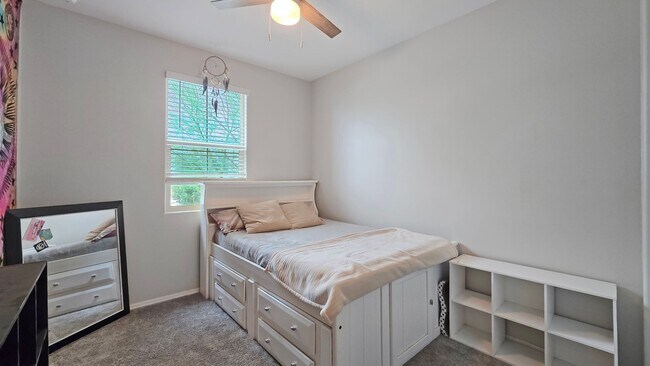 Building Photo - 18572 W Cottontail Ln