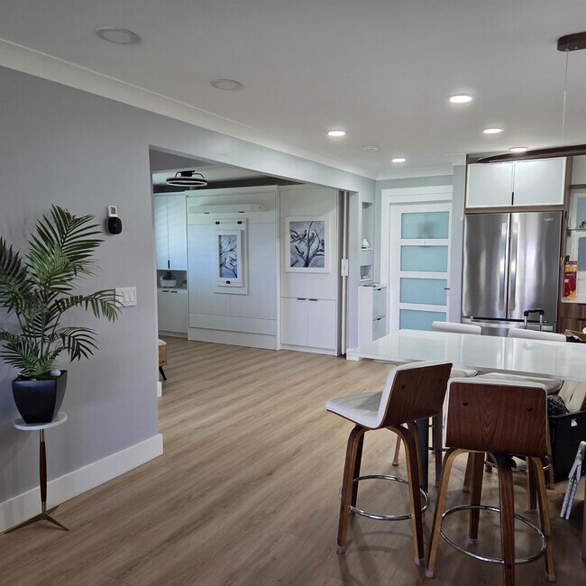 Building Photo - 300 SW Golfview Terrace