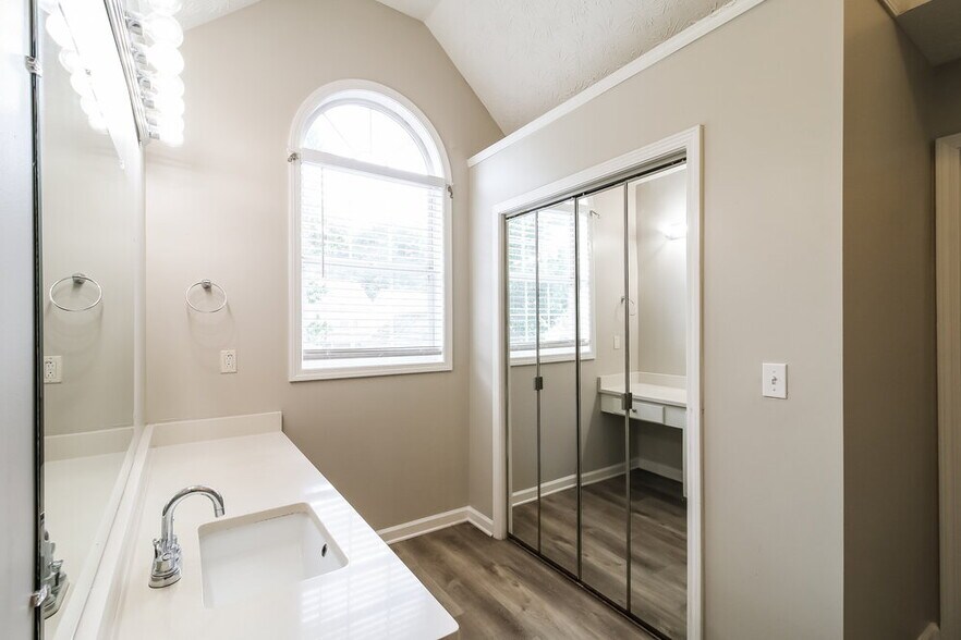 Building Photo - 7567 Winderemere Park