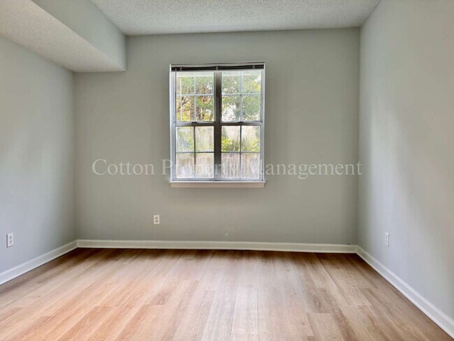 Building Photo - Updated 2BR/2BA First Floor Condo in Midto...
