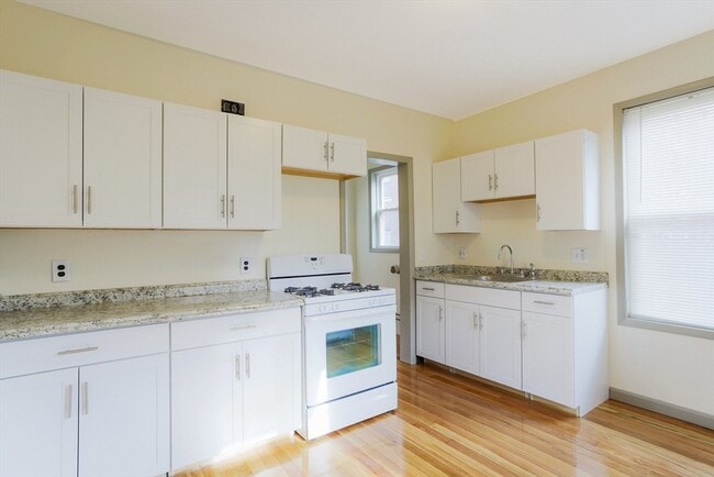 Building Photo - 31 Roslyn St