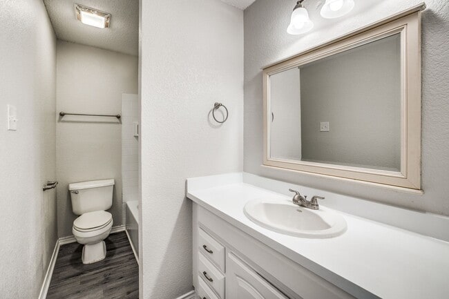 Building Photo - Updated 3BD with Granite Counters