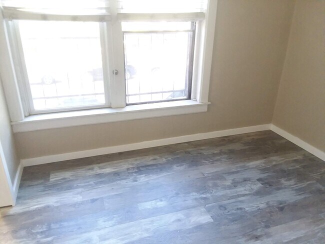 Building Photo - Cap Hil Adorable 1 Bedroom Available Now!