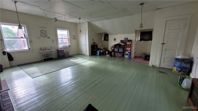 Building Photo - 558 Breckenridge St