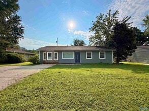 Building Photo - 2110 Fernbrook Dr NE