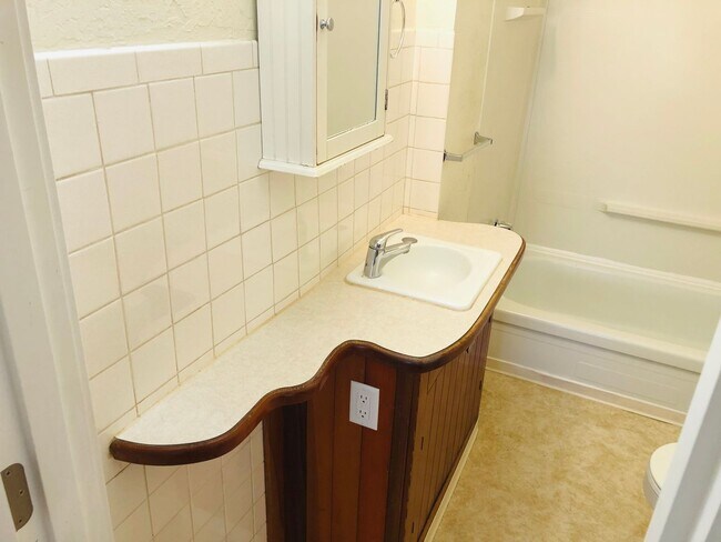 Building Photo - Freshly updated 3 bedroom 1 bath house off...