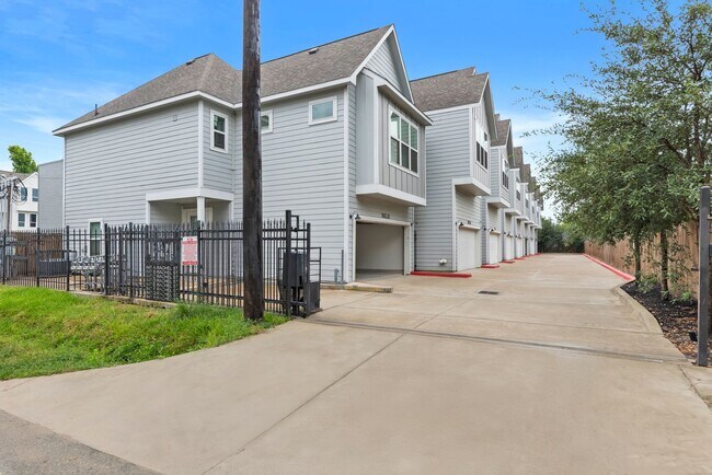 Building Photo - Charming 2-story home in a private Community!