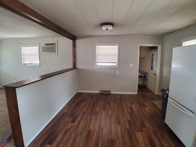 Dining area - 604 Walnut Ridge St