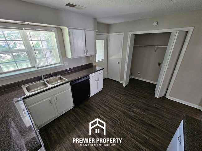 Building Photo - Spacious 3BR/2BA in 38115 | Soaring Ceilings & Floor-to-Ceiling Fireplace