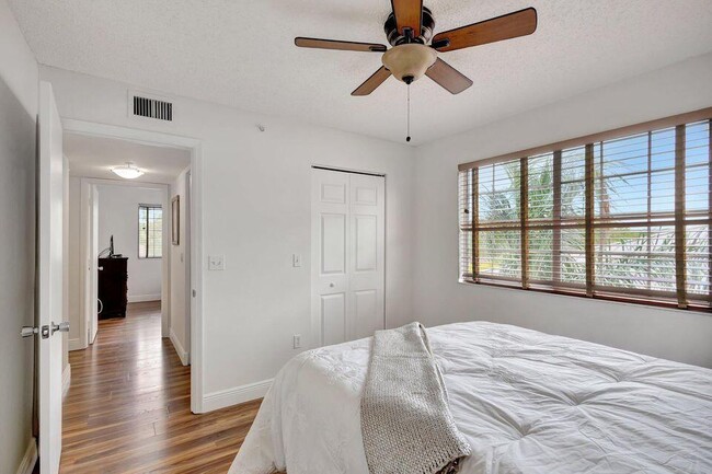 Building Photo - 1400 Crestwood Ct S