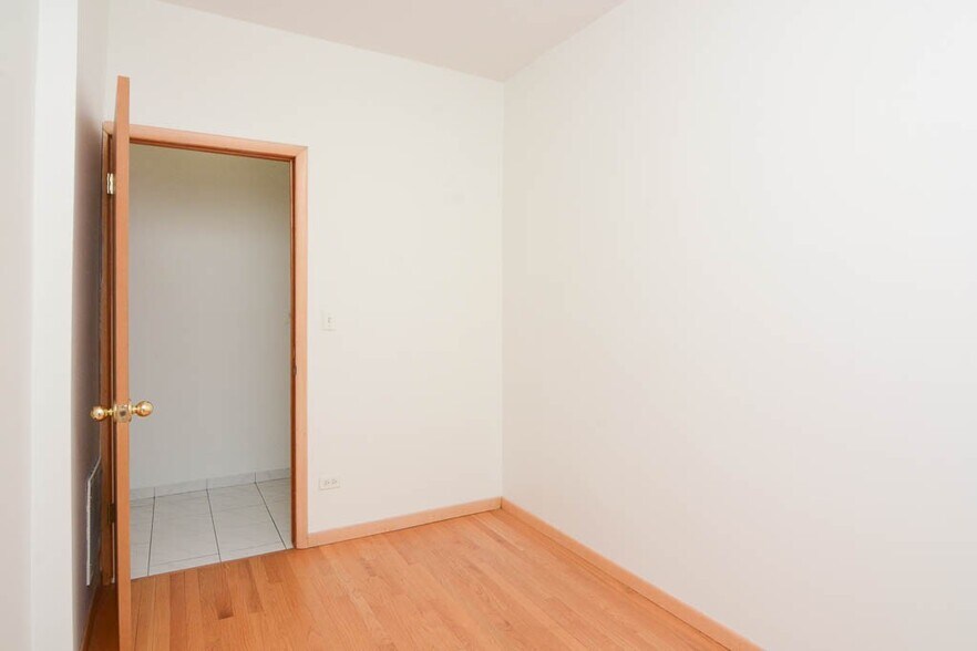 Building Photo - 529 N Claremont Ave