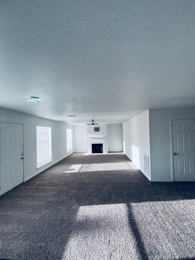 Building Photo - 2206 Laurel Oak Dr