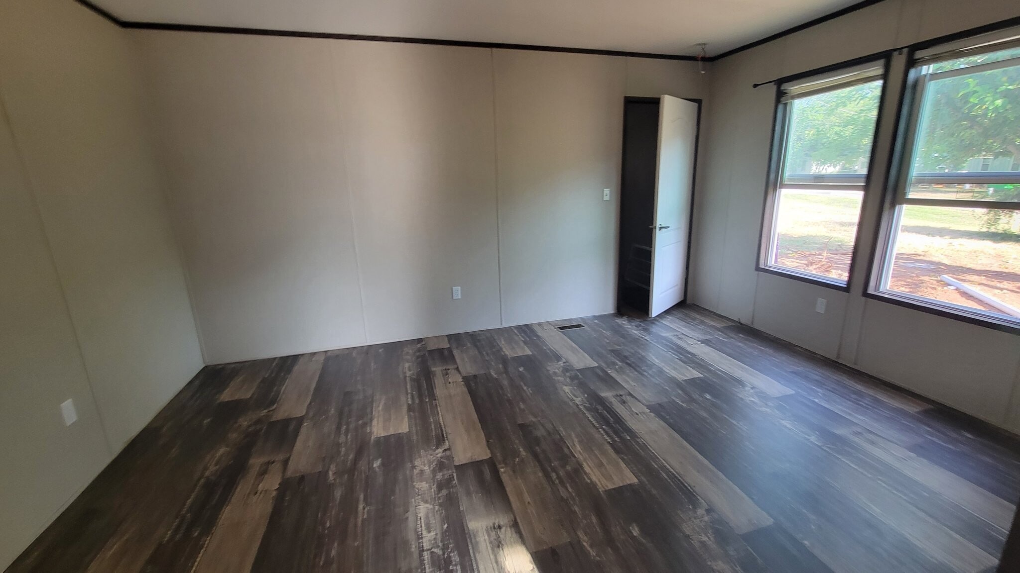 Building Photo - 5527 Lake View Dr