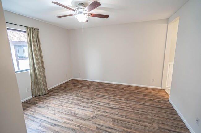 Building Photo - 3 Bedroom Townhome for Rent in Canyon Coun...