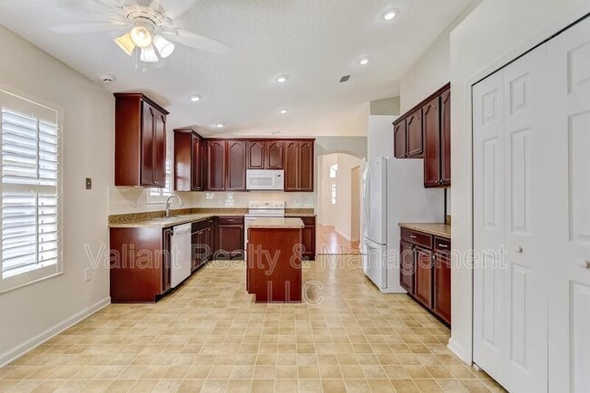 Building Photo - 608 Birchbark Trail